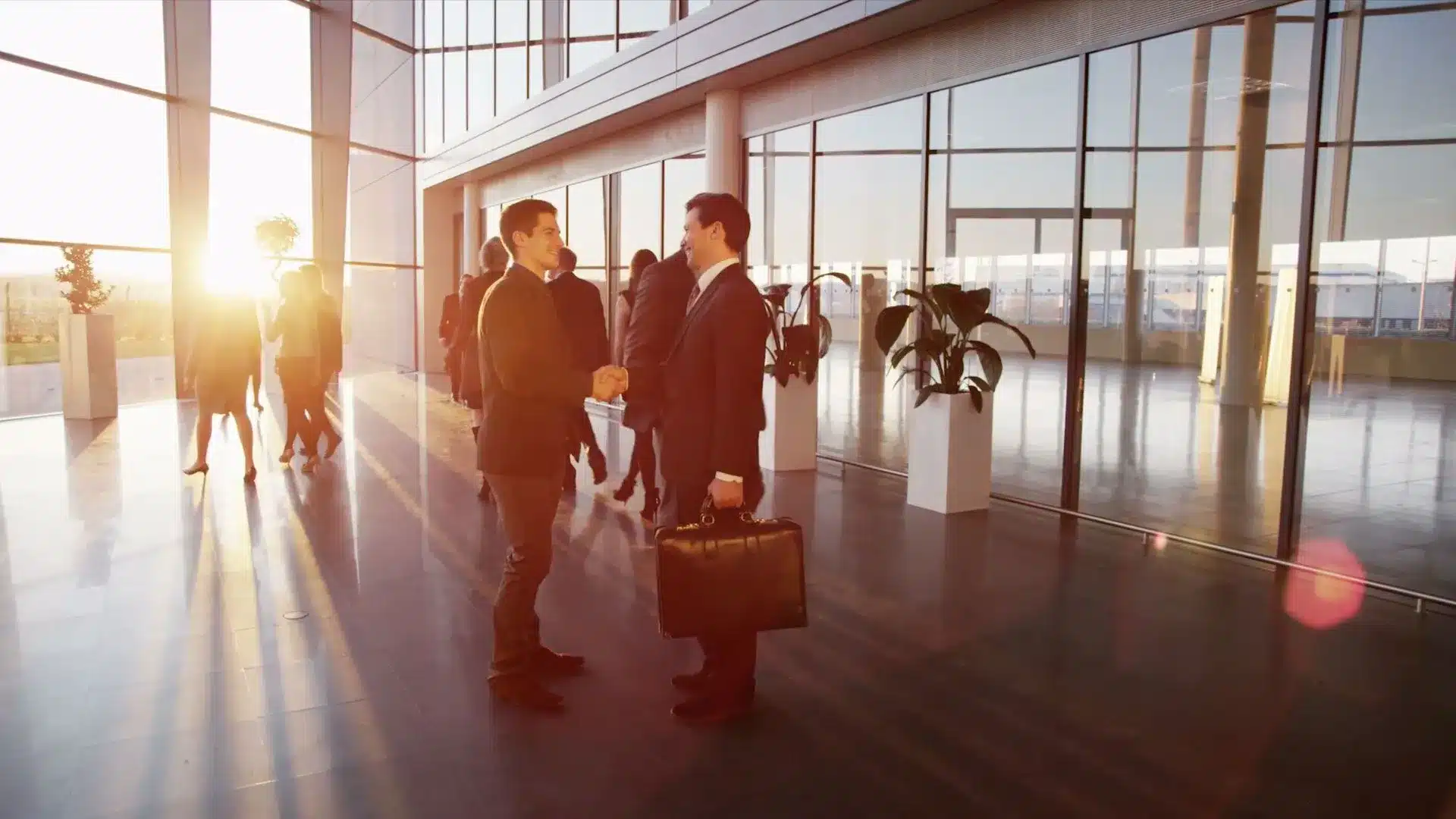 Zwei Geschäftsleute beim Handschlag als Symbol für Vertrauen, Zusammenarbeit und Qualitätsmanagement-Vorlagen